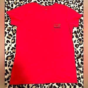 EXCELLENT/LIKE NEW/PRE-OWNED condition VINEYARD VINES women’s whale graphic tee